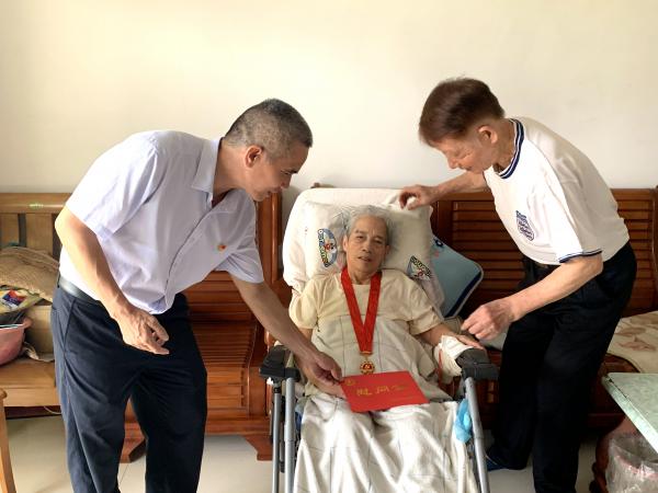 广西热作所开展2024年“七一”走访慰问老党员、生活困难党员活动