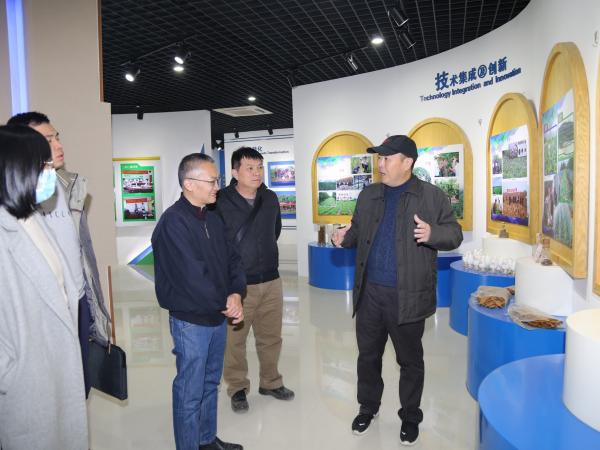 广西农业科学院梧州分院院长吴健华带队赴广西热作所考察交流