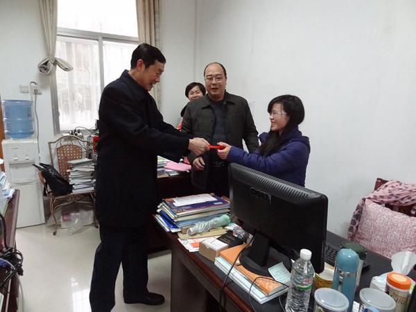 广西热作所领导给职工拜年