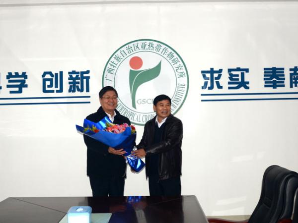 自治区政协副主席、农工党广西区委主委彭钊看望慰问广西首批特聘专家李军研究员