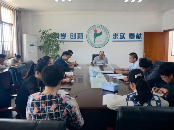 广西热作所机关一支部召开党员集中学习会