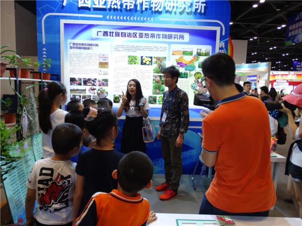 广西热作所参加2018年广西科技活动周活动