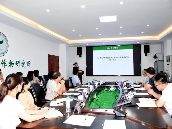 广西热作所组织召开博士学术专题报告会