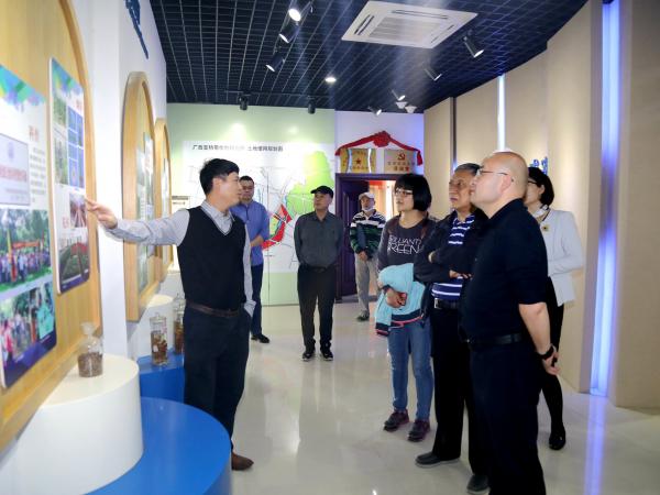 中国农药发展与应用协会会长刘永泉带队到广西热作所调研交流