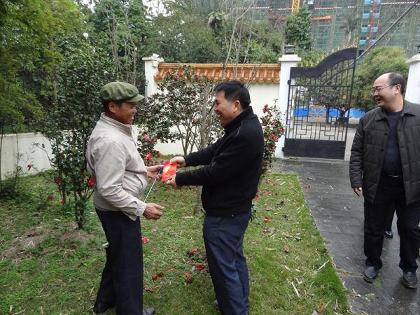 广西热作所领导给职工拜年