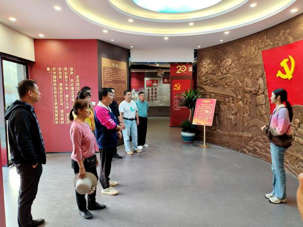 广西热作所老年科协与经作研究中心联合开展林下经济资源调研活动