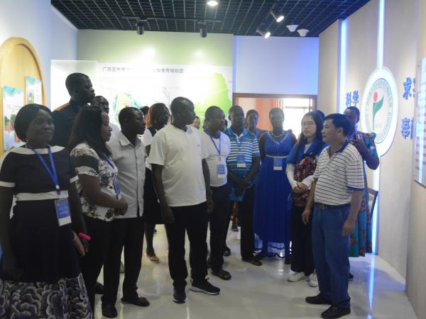 2018年非洲国家木薯生产与加工技术研修班学员到广西热作所开展学习交流活动